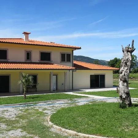 Casa Oliveiras * Beiral do Lima